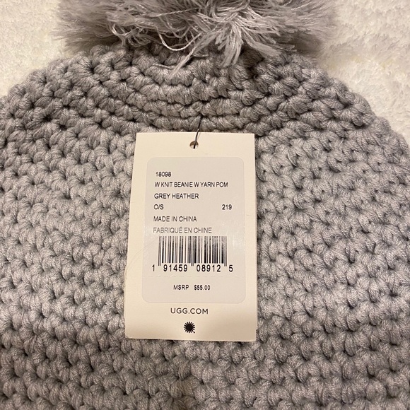 ✨Sold✨ Ugg Pom Pom hat - Picture 3 of 6